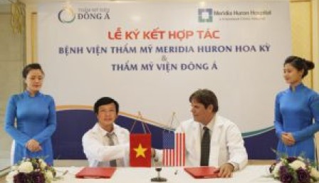 Lễ ký kết hợp tác giữa TMV Đông Á và bệnh viện thẩm mỹ Meridia Huron Hoa Kỳ