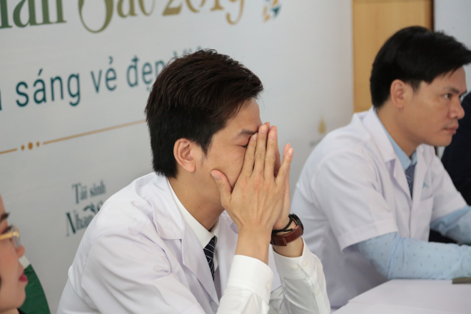 Bác sĩ Henry Nguyen thuộc Hội đồng chuyên môn của Tái sinh nhan sắc xúc động trước hoàn cảnh bất hạnh của nhiều thí sinh.